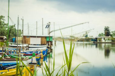 İtalya'da acı lagünün sessiz yeşil bitkiler ve otlar eski gemi ve balıkçı kulübeleri önünde
