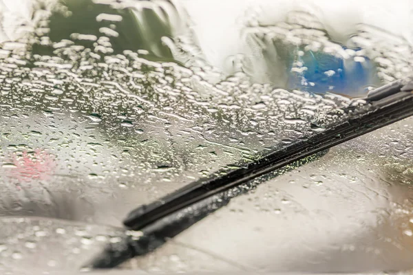Scheibenwischer Blieb Auf Vernebelter Windschutzscheibe Stehen Und Mit Regentropfen Bedeckt — Stockfoto