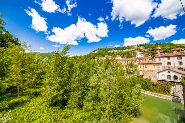 Vecchie Case Villaggio Montagna Con Vista Sul Fiume — Foto Stock