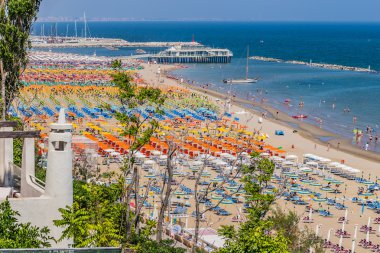 İtalya'da Marche bölgesiplajlarımuhteşem ve renkli görünümü sahil tatil sıralarında şemsiye tarafından kağıtlı