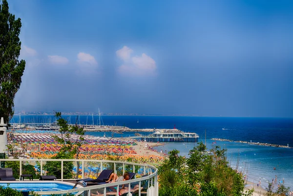 Захватывающий Красочный Вид Пляжи Региона Марке Италии Обклеенный Зонтиками Рядами — стоковое фото