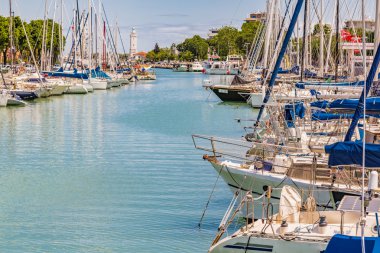Tekneler Rimini liman kanalında demirlemiş, İtalya
