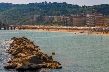 İtalya'da Marche plajları önünde Adriyatik denizinde dalgakıran kayalar