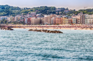 İtalya'da Marche plajları önünde Adriyatik denizinde dalgakıran kayalar