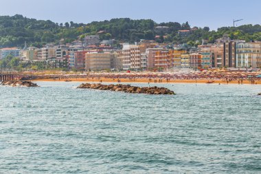 İtalya'da Marche plajları önünde Adriyatik denizinde dalgakıran kayalar