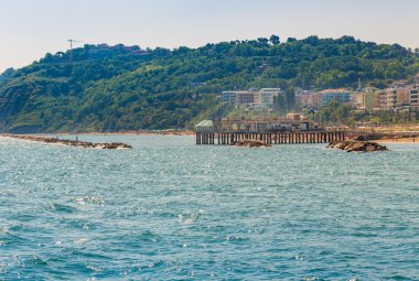 İtalya'da Marche plajları önünde Adriyatik denizinde dalgakıran kayalar