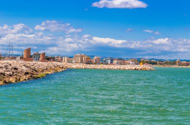 sahilde binalar ve plaj tesisleri ile Adriyatik Sahili kıyı manzarası,