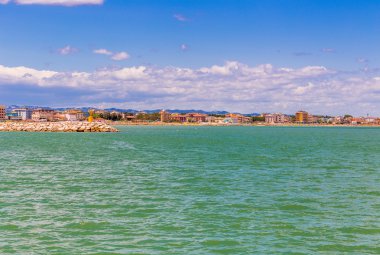 sahilde binalar ve plaj tesisleri ile Adriyatik Sahili kıyı manzarası,