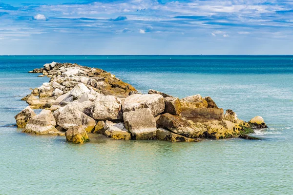 Gruppe Von Wellenbrechern Vor Der Adriatischen Küste — Stockfoto