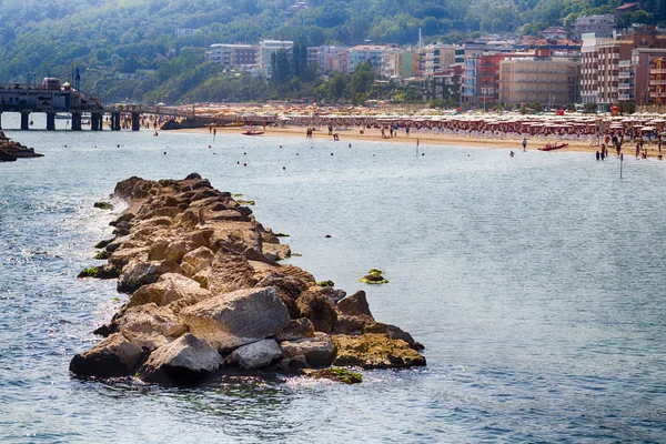 Breakwater Rocks Adriatiska Havet Framför Stränderna Marche Italien — Stockfoto