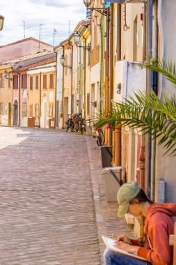 Romagna bir balıkçı büyüleyici köyün neşeli parlak renkli evler, Çizim kız ile İtalya