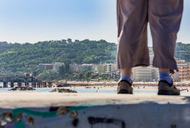 Bir Riviera tatil arka plan pantolon, spor ayakkabı ve ayak bileği çorap ile bacaklar detay