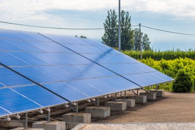 Ülkedeki bir fotovoltaik santralin panelleri