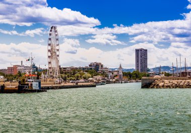 eski konaklar, modern binalar, deniz feneri ve dönme dolap ile Rimini liman kanal görünümü
