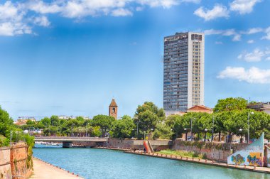 eski konaklar ve modern binalar ile Rimini liman kanalı görünümü