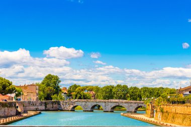 Augustus Roma köprüsü kemerleri altında berrak su