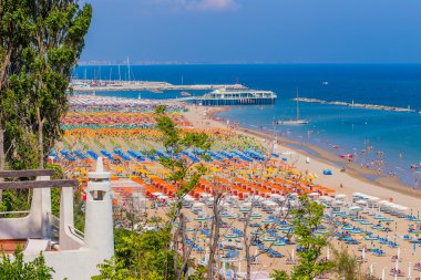 İtalya'da Marche bölgesiplajlarımuhteşem ve renkli görünümü sahil tatil sıralarında şemsiye tarafından kağıtlı