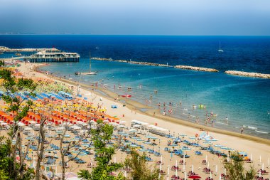 İtalya'da Marche bölgesiplajlarımuhteşem ve renkli görünümü sahil tatil sıralarında şemsiye tarafından kağıtlı