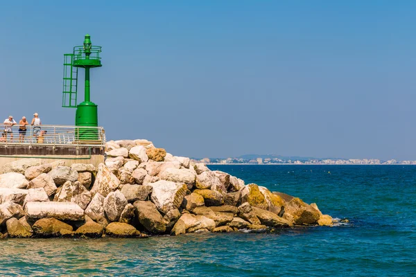 Grüne Metallleuchtturm Auf Den Felsen Mit Der Adriaküste Und Meer — Stockfoto