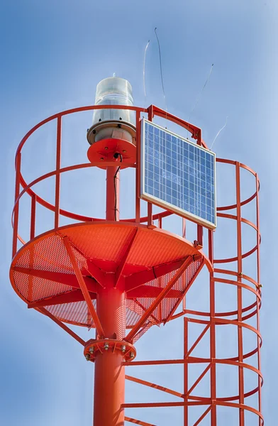 Červený Kovový Maják Poháněný Solárním Panelem — Stock fotografie