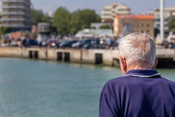 Detalhe Homem Velho Com Aparelho Auditivo Enquanto Caminha Para Porto — Fotografia de Stock