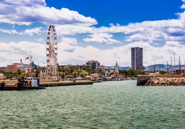 eski konaklar, modern binalar, deniz feneri ve dönme dolap ile Rimini liman kanal görünümü
