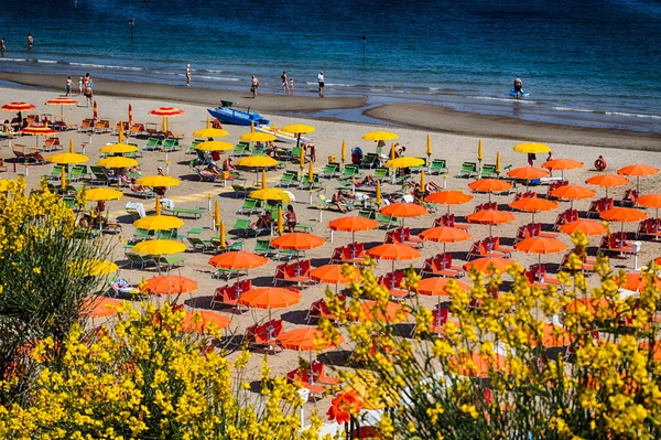 Vista Espetacular Colorida Das Praias Região Marche Itália Com Guarda — Fotografia de Stock