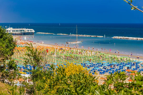 Вражаючий Барвистий Вид Пляжі Регіону Марке Італії Парасолі Рядах Морських — стокове фото