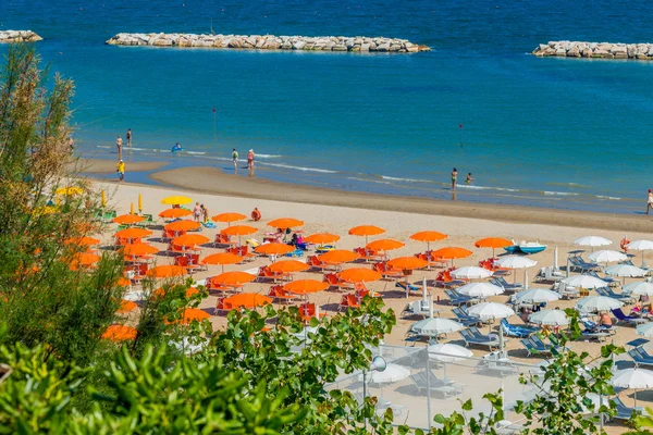 İtalya'da Marche bölgesiplajlarımuhteşem ve renkli görünümü sahil tatil sıralarında şemsiye tarafından kağıtlı