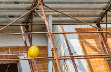 İskelede sol koruyucu sarı kask