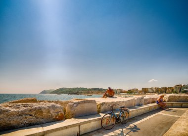 Marche Adriyatik kıyısında gezinti üzerinde bisiklet