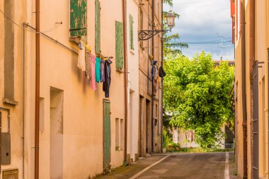 giysiler Romagna, İtalya'da bir köyün bir caddenin pencerelerinden kurumaya asılı