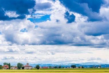 İtalyan kırsal alanlarında bulutlu gökyüzü