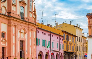 İtalya'da Romagna küçük bir kasabada eski binaların renkleri