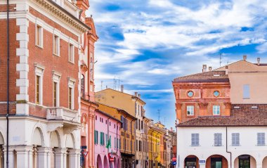 İtalya'da Romagna küçük bir kasabada eski binaların renkleri