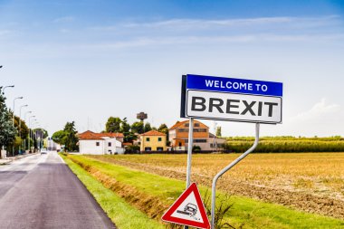 brexit hoş geldiniz ile sahte bir işaret, Tehlikeli eşikleri hakkında uyarı yol işareti ile Avrupa Birliği'nden İngiltere çıkış kısaltması