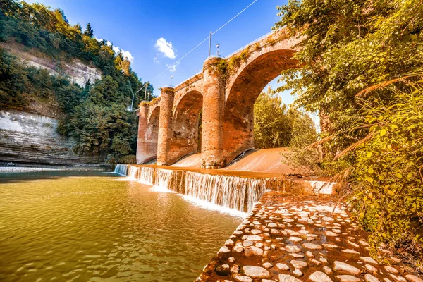 Aguas Dulces Del Río Que Corre Bajo Puente Del Siglo —  Fotos de Stock