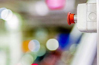 bir makinenin hemen durdurmak için acil kırmızı düğme