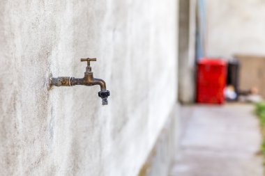 duvarda paslı eski musluk