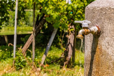 eski paslı musluk sızıntıları, su akışı aşağı geliyor