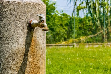 eski paslı musluk sızıntıları, su akışı aşağı geliyor