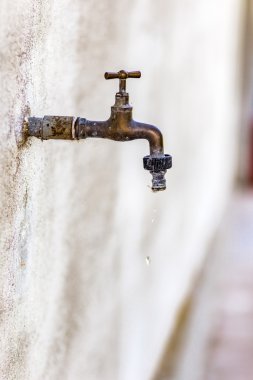 paslı eski musluk damlaları su israf