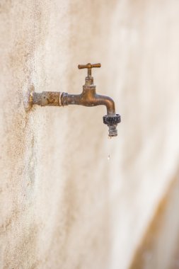 paslı eski musluk damlaları su israf