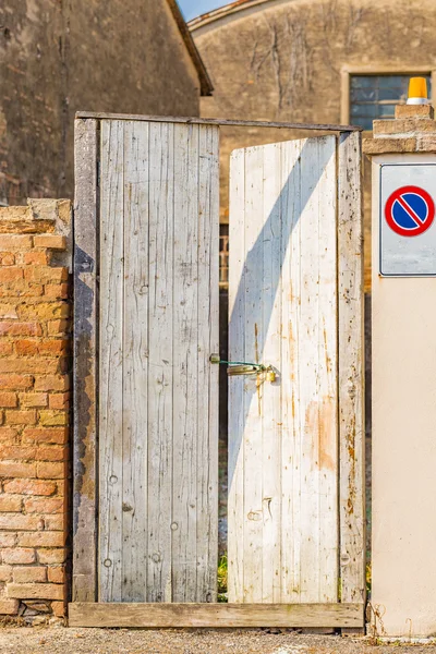 Porta Temporanea Vecchie Tavole Legno Con Catenaccio Fracassate Tenute Insieme — Foto Stock