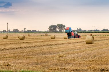 traktör saman toplar ve balyalar içinde basın