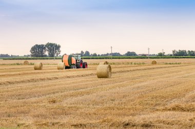 traktör saman toplar ve balyalar içinde basın