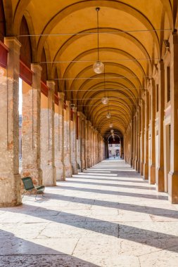 bir ortaçağ veranda kemerleri altında tezgah