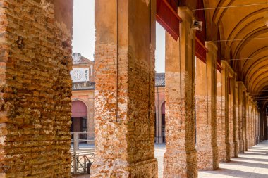 bir ortaçağ veranda kemerleri altında tezgah