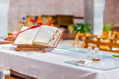 Katolik Kilisesi'nin sunak açık bir İncil maneviyat