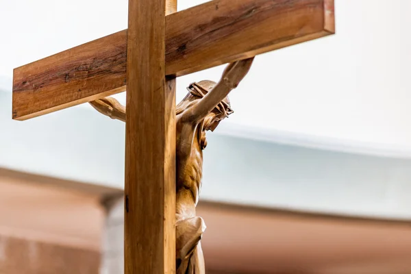 Zadní Pohled Dřevěnou Sochu Ježíše Krista Kříži — Stock fotografie